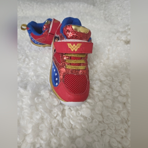 BNWOT Sz US 9 Wonderwoman Kids Toddler  Red Blue Light Up Sneakers Shoes Velcro - Picture 6 of 11